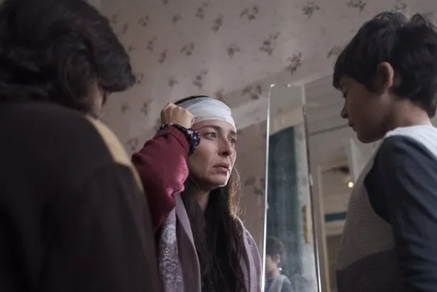 trtin-yeni-dizisi-yurek-cikmazi-hikayesiyle-ziril-ziril-aglatti-atike-hinclierin-kaleminden-cikti-cennetin-yas-1667316860690.jpg Cennet'in yaşadıkları az buz değil! TRT'in yeni dizisi Yürek Çıkmazı hikayesiyle zırıl zırıl ağlattı! Meğer...-2