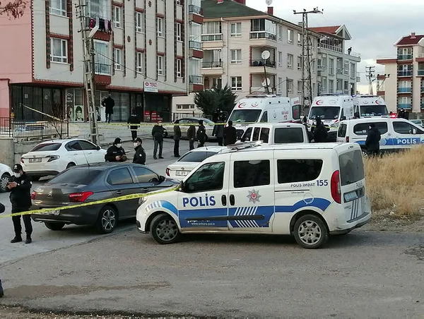 ankarada-sokak-ortasinda-vahsetyasandi-cani-kadini-oldurup-intihar-etti-1607700918396.jpg Ankara’da sokak ortasında vahşet yaşandı: Cani, kadını öldürüp intihar etti-3