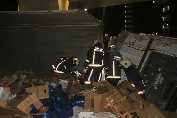 Ankara'da baharat yüklü TIR devrildi! Aracın altında kalan sürücü hayatını kaybetti-4