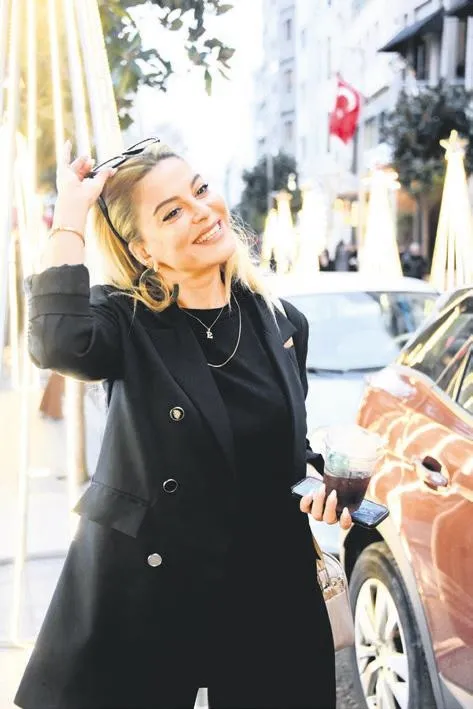 ilkay-gundoganin-hamile-esi-sara-gundogan-dolma-ve-kunefe-aserince-solugu-turk-restoraninda-aldi-saklambac-hab-1669934925900.jpeg İlkay Gündoğan’ın hamile eşi Sara Gündoğan, dolma ve künefe aşerince soluğu Türk restoranında aldı | Saklambaç haberleri-9