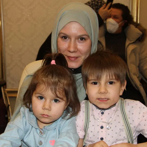 alman-vatandasi-seidel-fabienne-esinin-dinini-secip-musluman-oldu-1645537849165.jpg Alman vatandaşı Seidel Fabienne eşinin dinini seçip Müslüman oldu-4