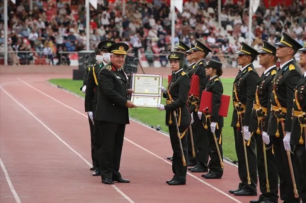 Kara Harp Okulu tarihinin ilk başörtülü öğrencisi Teğmen Müberra Öztürk diplomasını Genelkurmay Başkanının elinden aldı