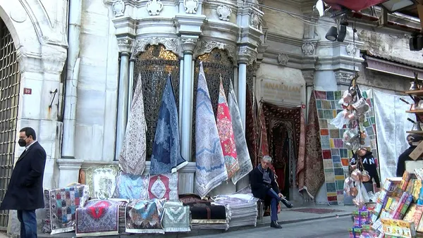 istanbulda-tarihi-esere-buyuk-saygisizlik-fatihte-nuruosmaniye-kulliyesi-sebili-kilim-sergisine-dondu-1643619576568.jpg İstanbul'da tarihi esere büyük saygısızlık! Fatih'te Nuruosmaniye Külliyesi sebili kilim sergisine döndü-3