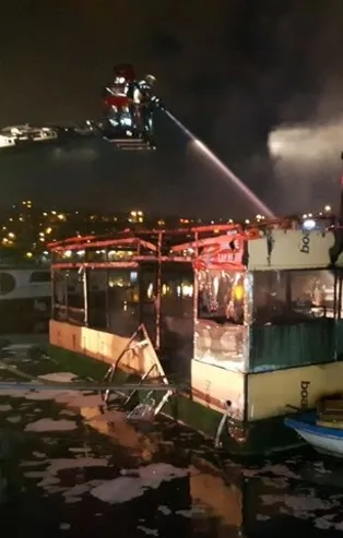 Haliç'te 2 tekne alev alev yandı
