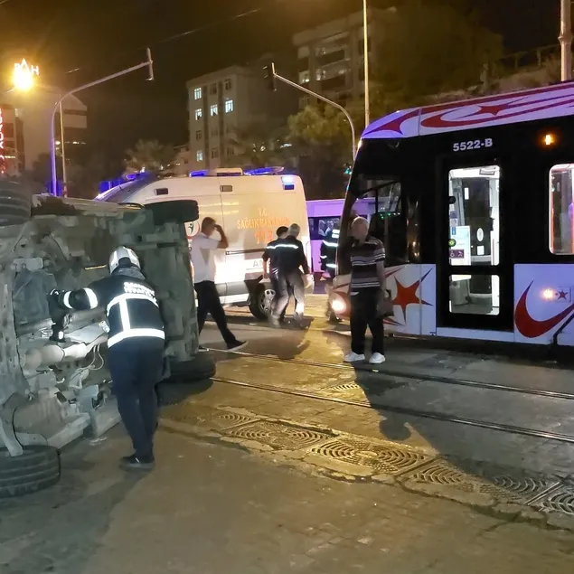Tramvay ile ambulans birbirine girdi