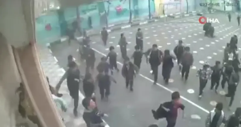 iranda-okul-saldirisinin-anbean-goruntuleri-patlamayla-bir-ogrenci-yere-savruldu-1772820708702.jpeg İran'da okul saldırısının anbean görüntüleri: Patlamayla bir öğrenci yere savruldu-3