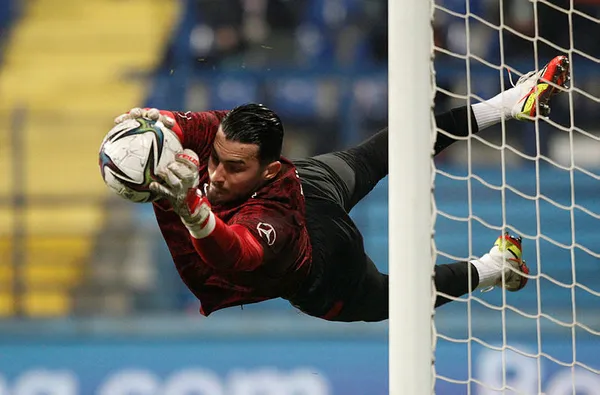 1647437814824.jpg Trabzonspor'da kale emin ellerde! Uğurcan Çakır rakip forvetleri dünyaya küstürdü-3