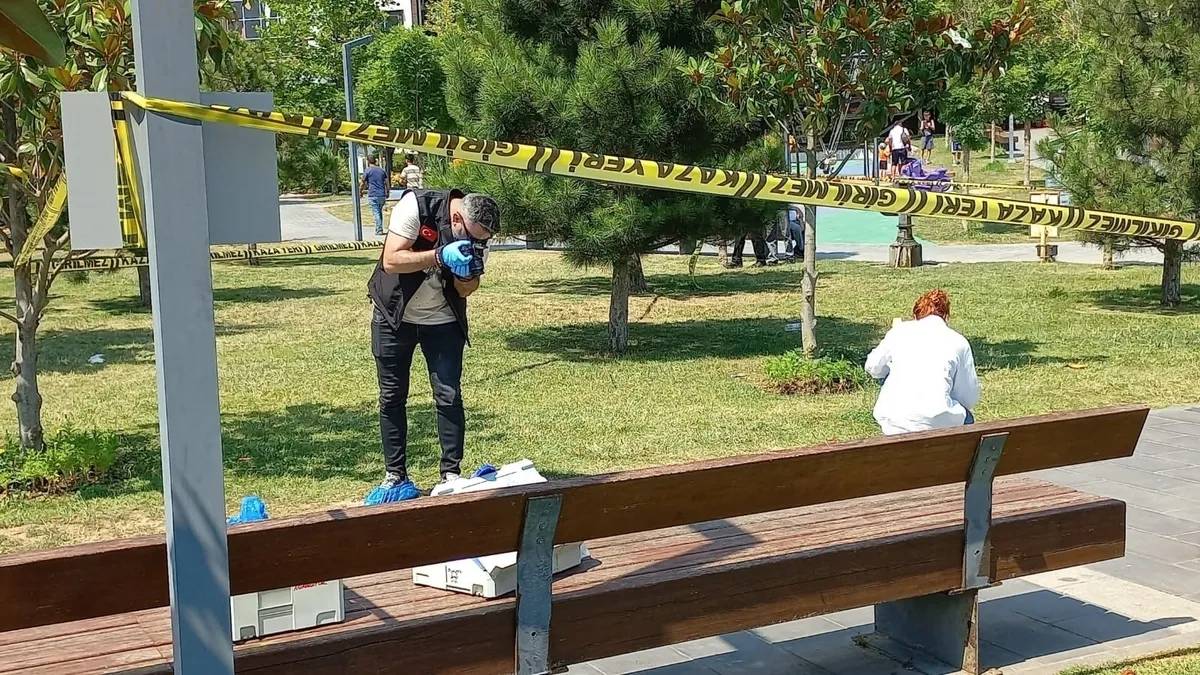 Çatalca'da eşini boğazından bıçaklayan zanlı kaçtı | O anlar kamerada