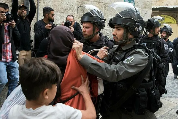 İsrail polisi Erdoğan posteri taşıyan kadına saldırdı-9