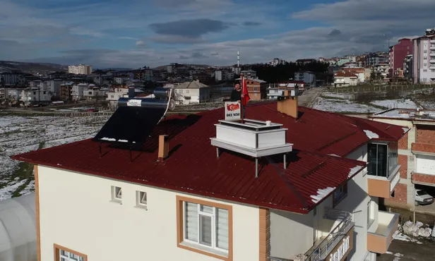 Yaptığı mermer mezarı evinin çatısında sergiliyor-4