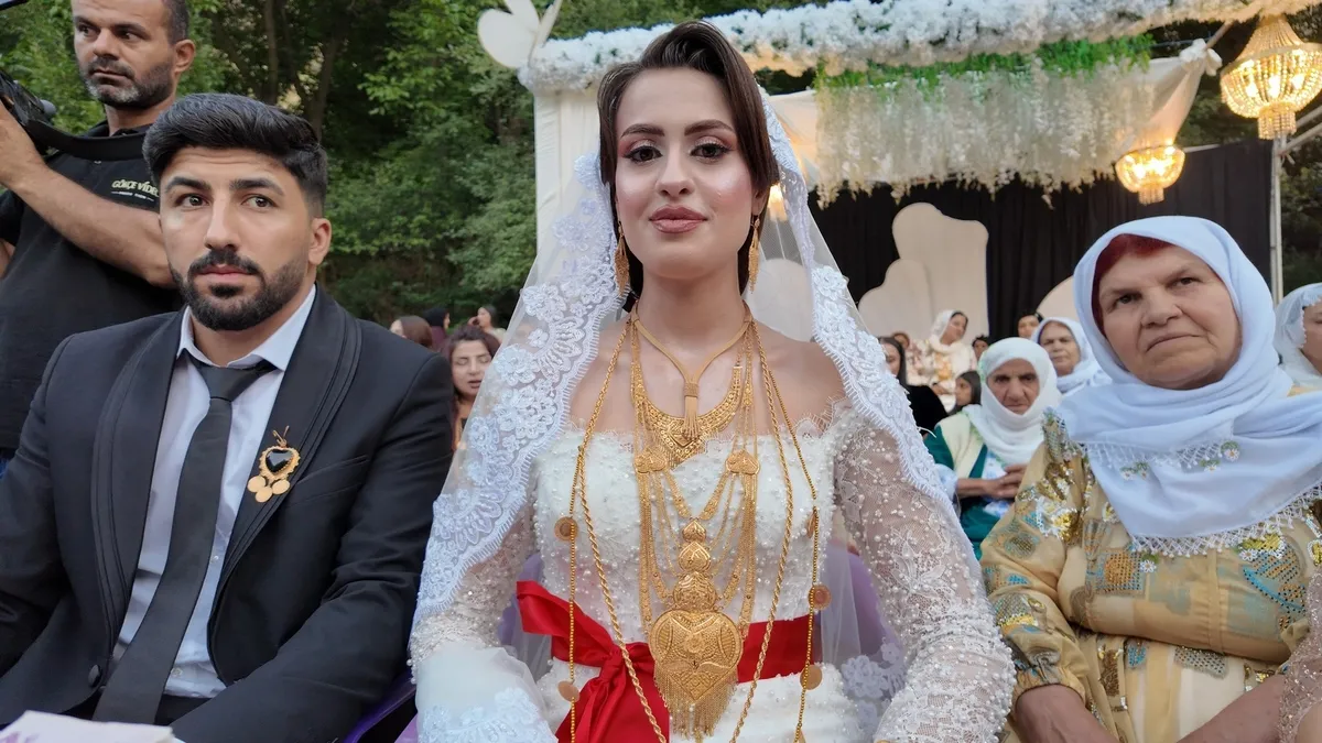 Şırnak'ta masal gibi düğün: Çifte 6 milyon liralık takı takıldı