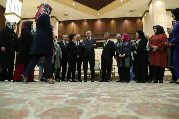 Başkan Erdoğan halı fabrikası çalışanlarını kabul etti-1