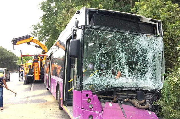 İstanbul'da kontrolden çıkan belediye otobüsü duvara çarptı!