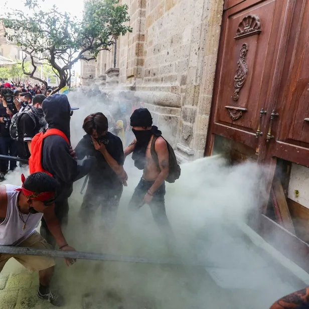 meksikada-george-floyd-olayina-benzer-polis-siddeti-protesto-edildi-1591342455304.jpg Meksika'da George Floyd olayına benzer polis şiddeti protesto edildi-3