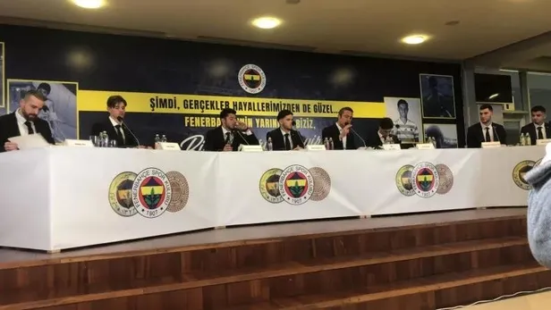 fenerbahceden-genc-futbolcular-icin-imza-toreni-ferdi-kadioglu-arda-guler-muhammed-gumuskaya-1647532685376.jpeg