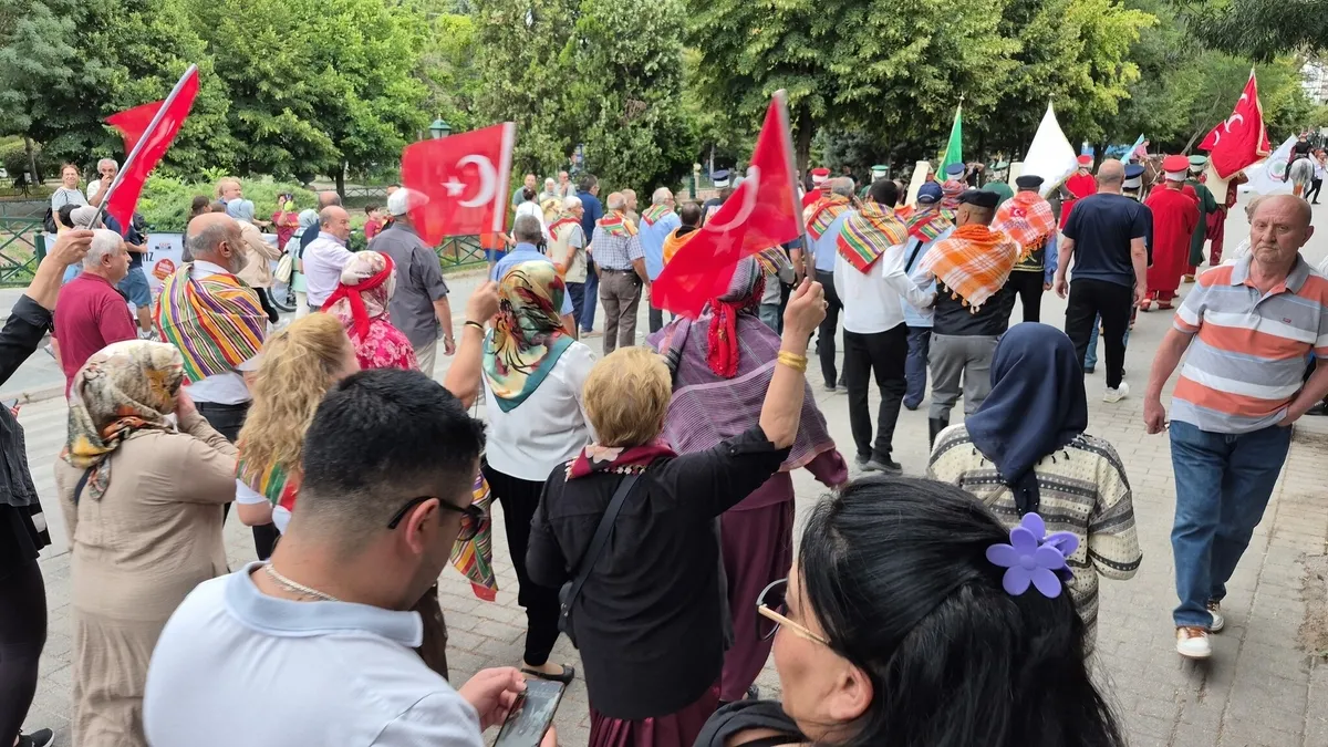Eskişehir’de Yörük Yürüyüşü! Mehteranı görünce çocuk gibi sevindi