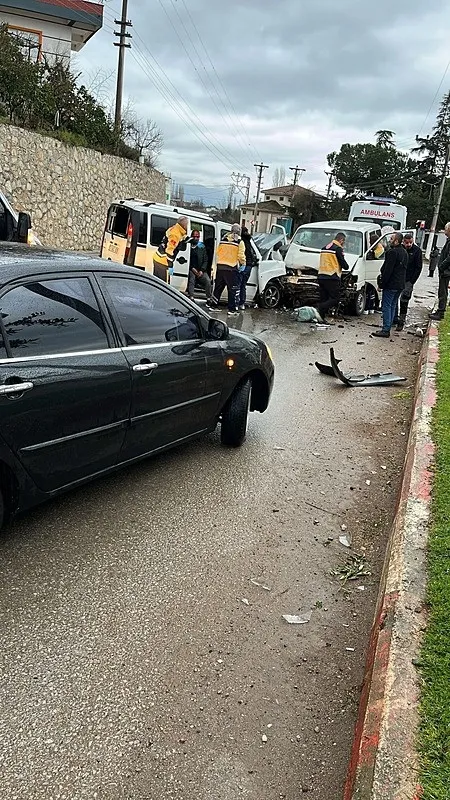 bursada-bayram-arifesinde-feci-kaza-i-iki-arac-kafa-kafaya-carpisti-7-yarali-1773902531043.jpeg Bursa'da bayram arifesinde feci kaza | İki araç kafa kafaya çarpıştı: 7 yaralı-3