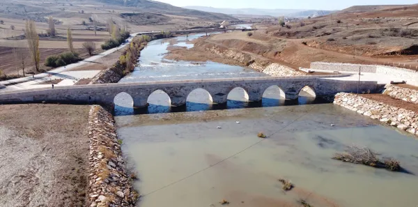 anadolu-selcuklu-devleti-zamanindan-kalma-bogaz-koprusu-iki-ayak-kisminda-da-yolcularin-dinlenmeleri-ve-siginmalari-icin-3-oda-var-1636705236045.jpg Anadolu Selçuklu Devleti zamanından kalma Boğaz Köprüsü! İki ayak kısmında da yolcuların dinlenmeleri ve sığınmaları için 3 oda var-8