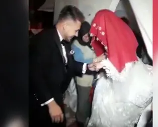 AFAD çadırından gelin çıktı! Deprem bölgesi Elazığda hüzün ve mutluluk bir arada yaşandı