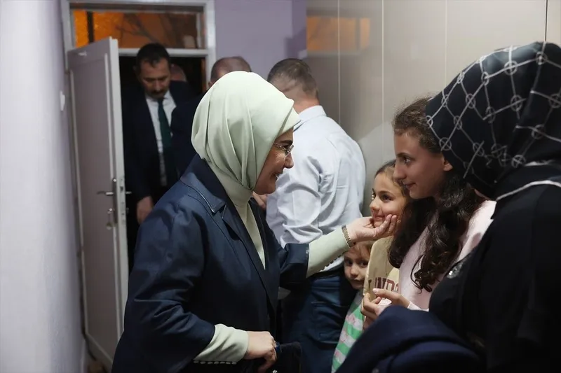 baskan-erdogan-ve-esi-emine-erdogan-ankarada-ali-osman-tas-ve-ailesine-iftarda-misafir-oldu-1710354572439.jpeg Başkan Erdoğan ve eşi Emine Erdoğan, Ankara'da Ali Osman Taş ve ailesine iftarda misafir oldu-4