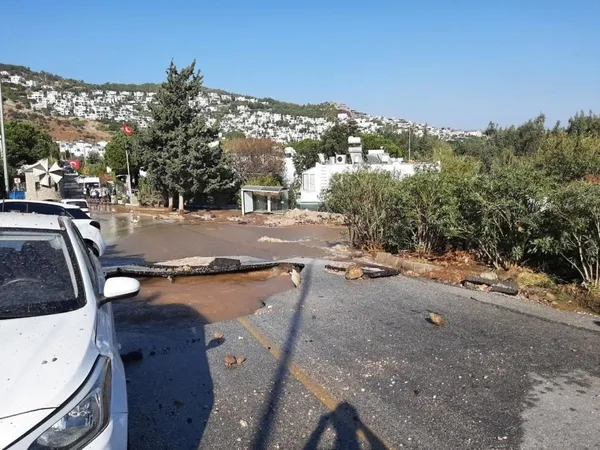 bodrumda-ana-su-hatta-borusu-bomba-gibi-patladi-iste-o-anlar-1635520497077.jpg Bodrum'da ana su hatta borusu bomba gibi patladı! İşte o anlar-5