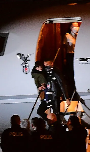 son-dakika-besiktas-evertondan-kiralik-olarak-kadrosuna-kattigi-cenk-tosunun-lisansini-cikardi-1612204684305.jpg Son dakika: Beşiktaş, Everton'dan kiralık olarak kadrosuna kattığı Cenk Tosun'un lisansını çıkardı-2