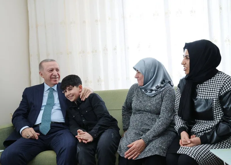 Başkan Erdoğan depremzede aileyi ziyaret etti