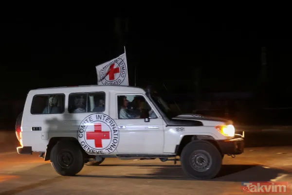 Tarihi esir takası tarihi kareler! İsrailli rehineler Hamaslılara el sallayıp veda etti... Siyonist işgalciler ise Filistinlilere saldırdı - 8