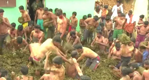 hindistandaki-gubre-festivalinde-halk-yuzlerine-inek-diskisi-surdu-1605791269448.jpg Hindistan'daki Gübre Festivali'nde halk yüzlerine inek dışkısı sürdü-5