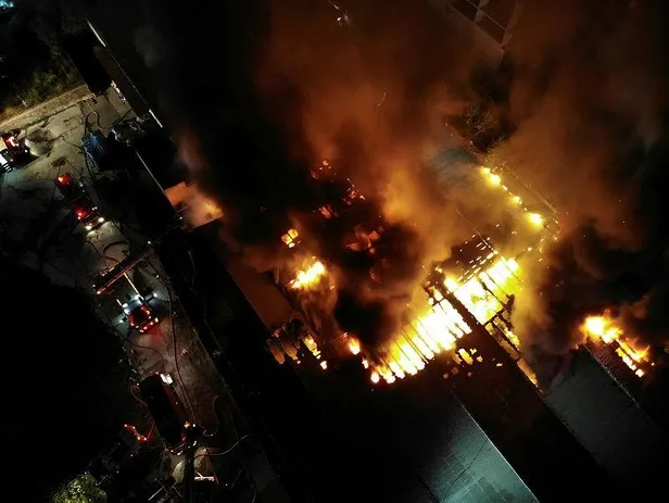 istanbul-kucukcekmecede-kagit-ambalaj-fabrikasinda-korkutan-yangin-1623882121047.jpeg İstanbul Küçükçekmece'de kağıt ambalaj fabrikasında korkutan yangın!-3