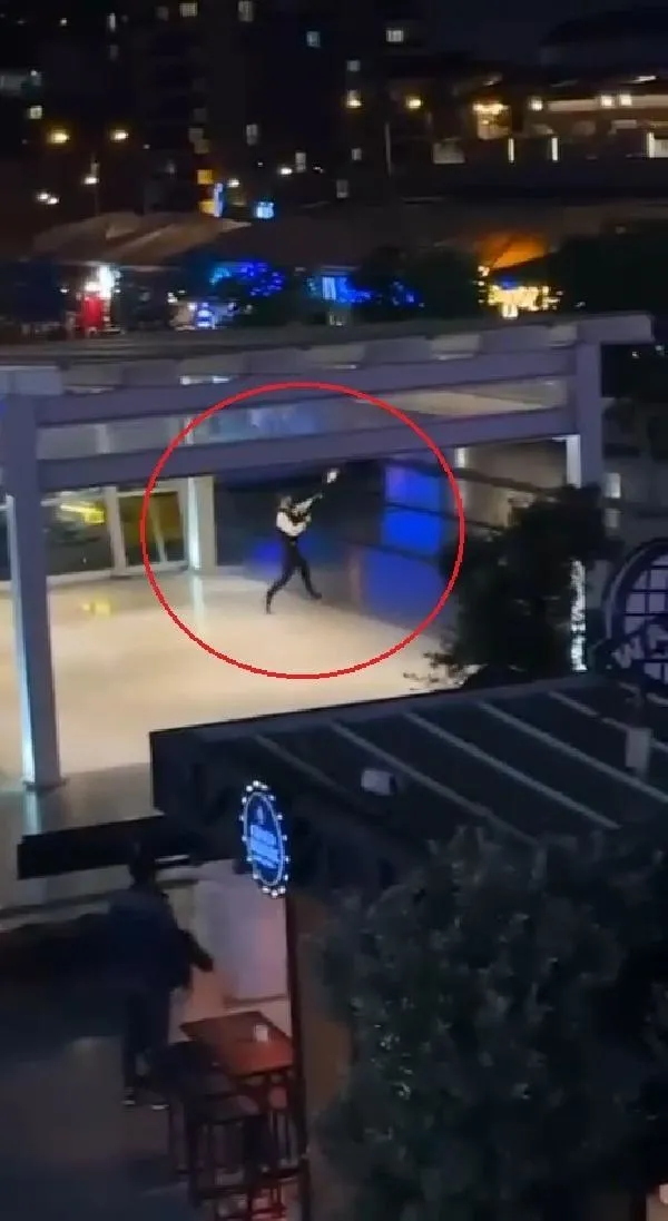 Bursa'da korku dolu anlar: AVM'deki silahlı kavga kamerada