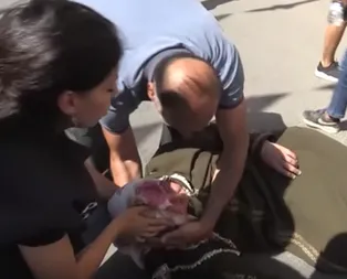 Kuzeni için evlat nöbetine katıldı! Babasının ölüm haberini alınca baygınlık geçirdi!