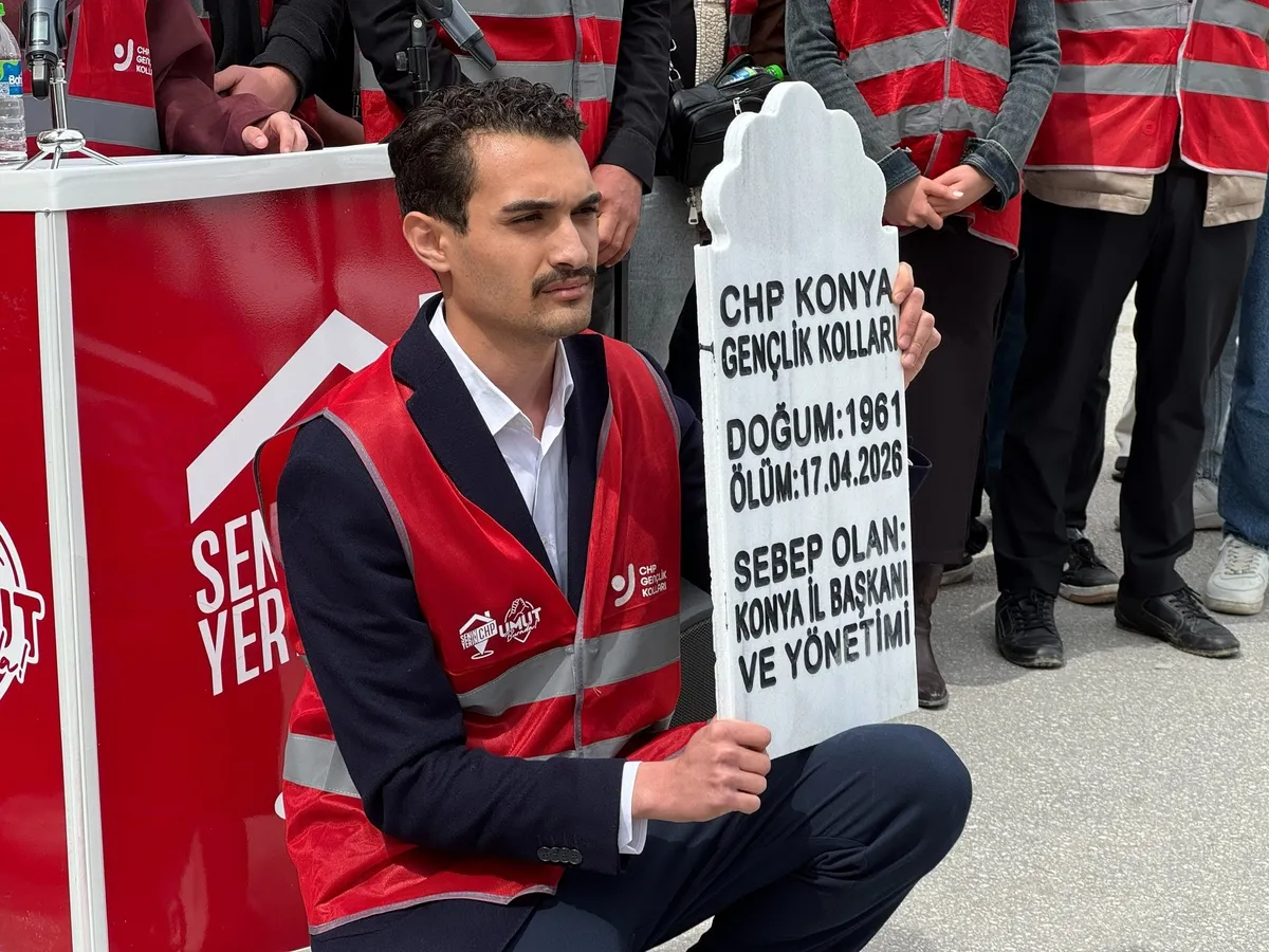 chpde-mezar-tasli-protesto-parti-binasi-onunde-yumruklu-gerilim-1777131487239.jpeg CHP’de mezar taşlı protesto! Parti binası önünde yumruklu arbede-4