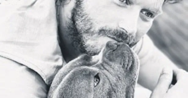 Yakışıklı oyuncu Kıvanç Tatlıtuğ köpeği ile birlikte eşine poz verdi