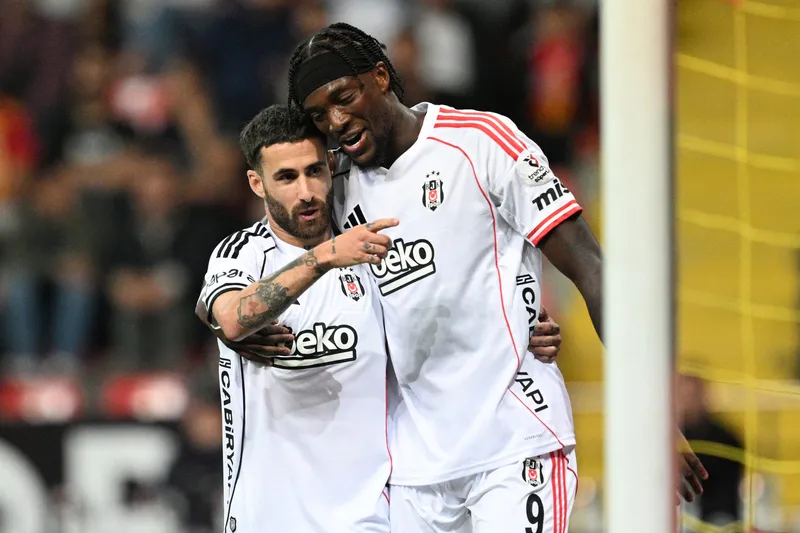 besiktas-transferi-acikladi-rafa-silva-resmen-benficada-1769105879191.jpg Rafa Silva (AA)