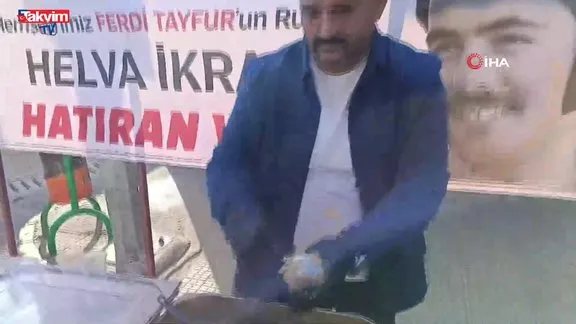 Adana’da Ferdi Tayfur’un ruhu için helva dağıtıldı