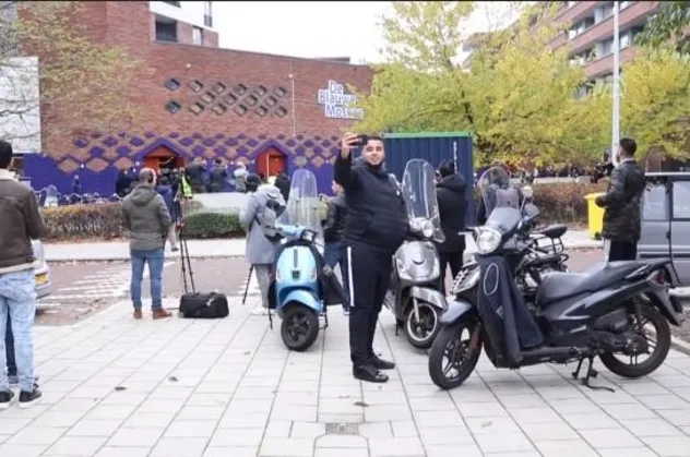 Amsterdam'da ilk kez ezan sesi! Herkes telefonuna sarıldı