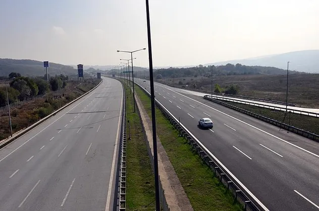 Türkiye'nin bölünmüş yol ağı 27 bin kilometreyi aştı! Yıllık 306 milyon saat kazanım, 102 bin 722 istihdam!