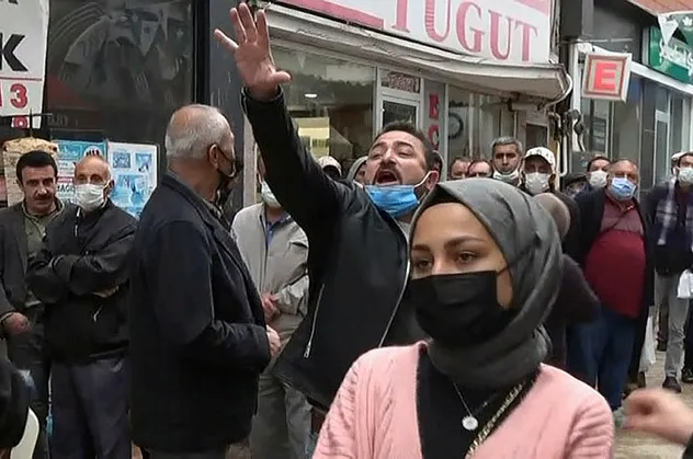 Sivas’ta Gelecek Partililer Ahmet Davutoğlu’nu eleştiren vatandaşa saldırdı