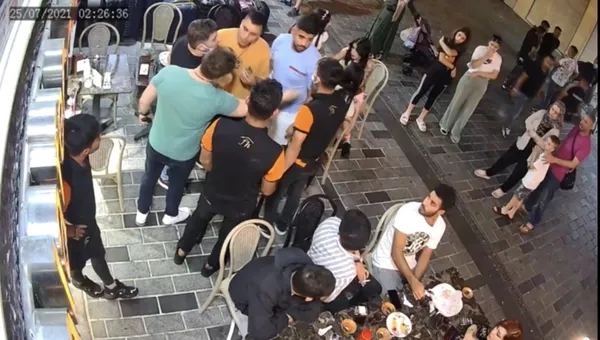 istanbul-taksimde-meydan-kavgasi-restoran-calisanlari-yan-masada-oturan-3-kadina-laf-atan-2-yabanci-uyrukluyu-tekme-tokat-dovdu-1627281545995.jpg