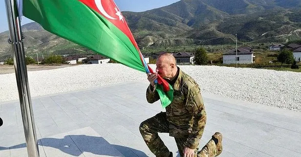 Aliyev Azerbaycan bayrağını Hocalı ve Hankendi’de göndere çekti