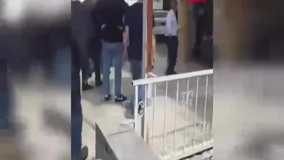 Çay içmeye geldi, dükkana otomobille daldı