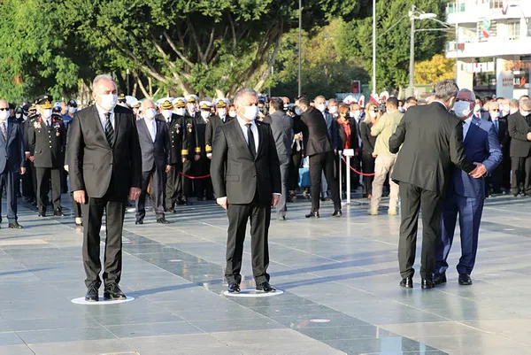 Antalya’daki 10 Kasım törenine eski CHP’li vekil Tuncay Ercenk’in protokol sevdası damga vurdu