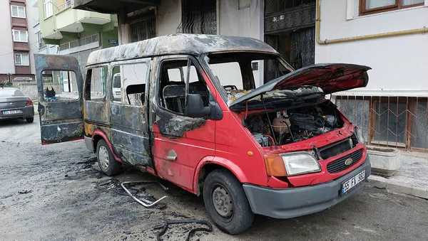 samsunda-kundaklanan-minibus-alev-alev-yandi-1654494631952.jpg Samsun'da kundaklanan minibüs alev alev yandı-1