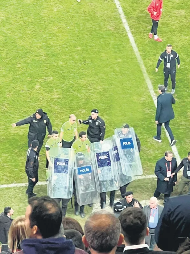 antalyasporun-son-saniyede-attigi-gole-bayrak-kalkti-ortalik-bir-kez-daha-karisti-1672787992282.jpeg Antalyaspor’un son saniyede attığı gole bayrak kalktı, ortalık bir kez daha karıştı-2