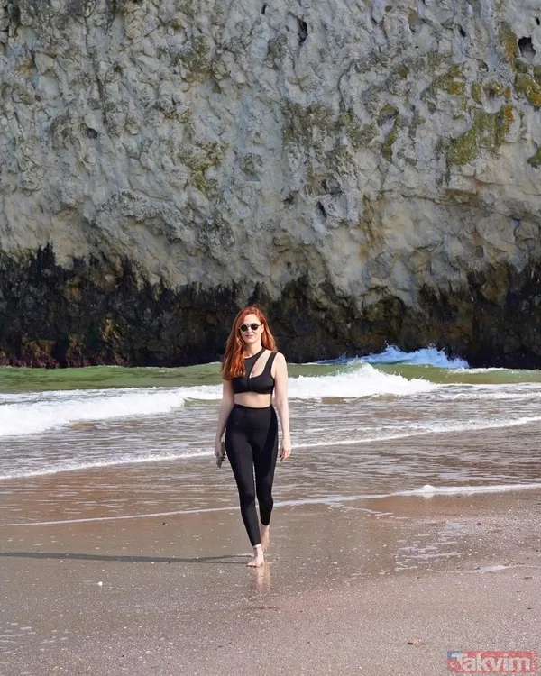 Mine Tugay havada bacak bacak üstüne attı! Siyah elbisesiyle verdiği o poz sosyal medyayı ikiye böldü! “Bile bile mi gösteriyor” - 1