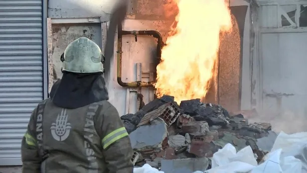 İstanbul Bağcılar'da akşam saatlerinde doğal gaz borusunda patlama panik yarattı-4
