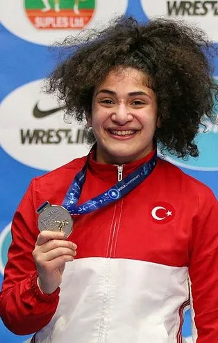 Milli güreşçi Ayşegül Özbeğe'den gümüş madalya