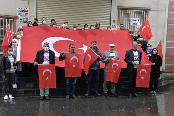 diyarbakir-anneleri-29-ekim-cumhuriyet-bayramini-istiklal-marsi-okuyarak-kutladi-1635516952603.jpg Diyarbakır Anneleri 29 Ekim Cumhuriyet Bayramı'nı İstiklal Marşı okuyarak kutladı-10