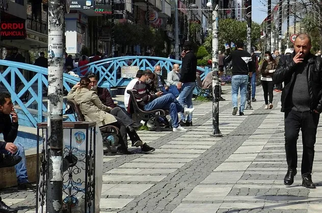 İstanbul Avcılar'da pes dedirten görüntü! Sahili de, caddesi de dolu